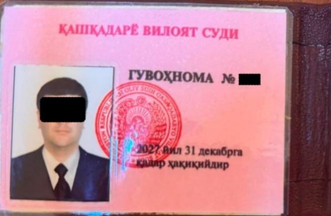 Qarshi tumanida sudya yordamchisi 2,5 ming dollar olgan vaqtida ushlandi