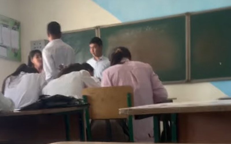 Кўкдалада ўқитувчи битирувчиларга имтиҳон жавобларини сотгани айтилмоқда